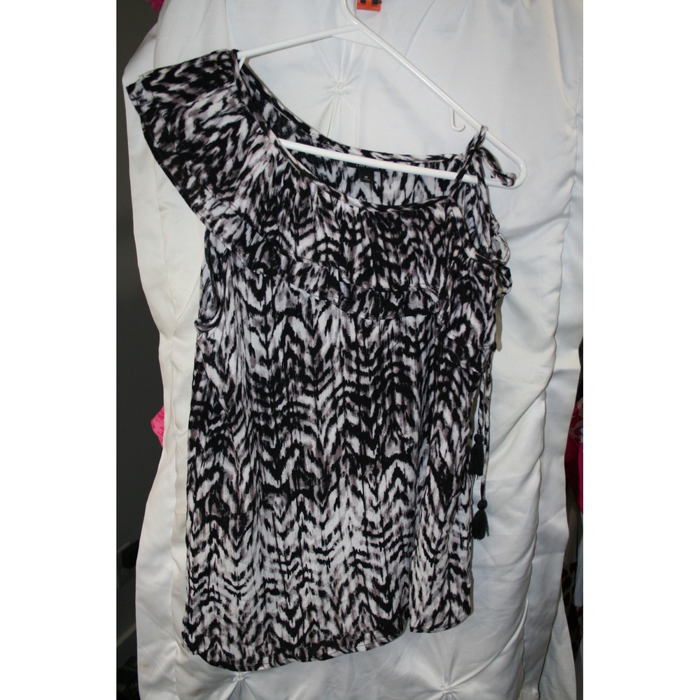 ana A New Approach Women One Shoulder Ruffle Blouse Black White Chevron Print M